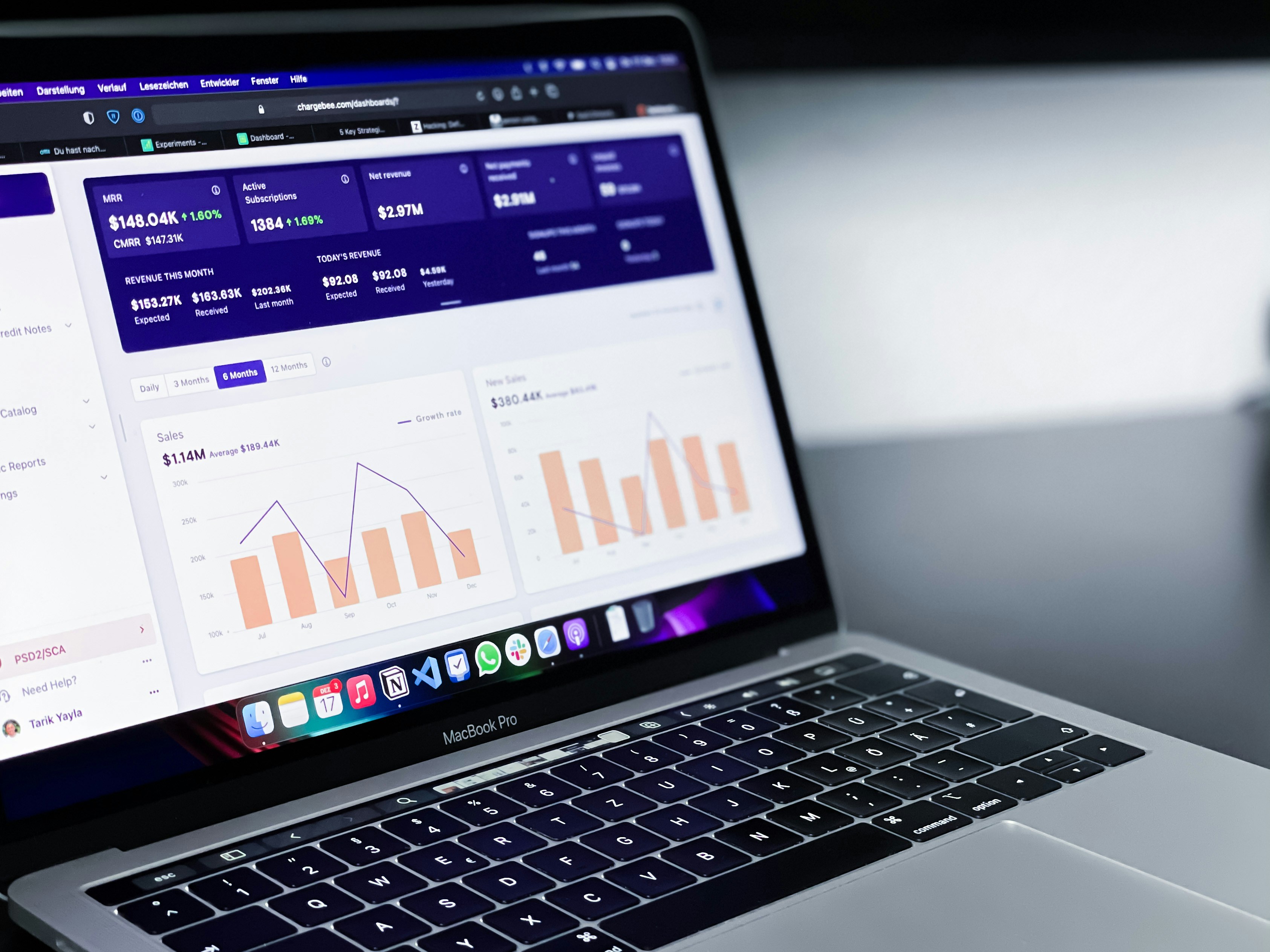 Dashboard exibido em um notebook